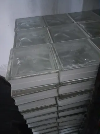 Ladrillos de vidrio hay más de 80 unidades