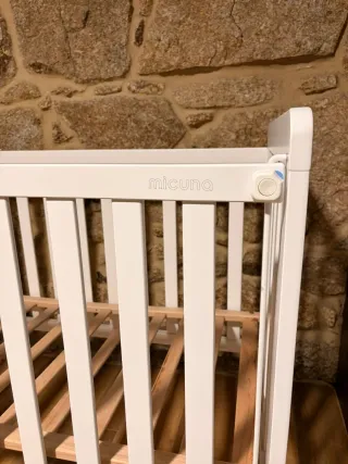 Cuna de bebé blanca con colchón