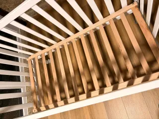 Cuna de bebé blanca con colchón