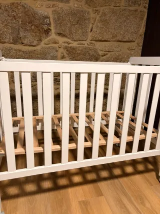 Cuna de bebé blanca con colchón