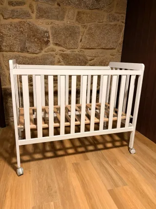 Cuna de bebé blanca con colchón