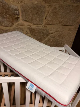 Cuna de bebé blanca con colchón