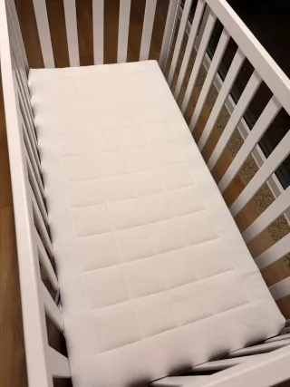 Cuna de bebé blanca con colchón