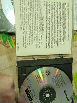 Microsoft Word 2000 CD con serial number