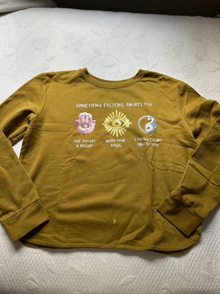 Sudadera dorada con estampado