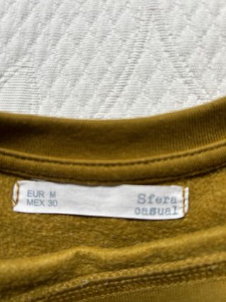 Sudadera dorada con estampado