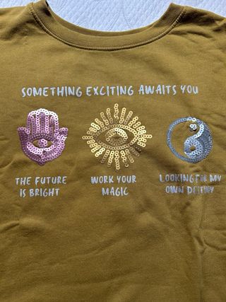 Sudadera dorada con estampado