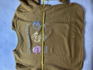 Sudadera dorada con estampado