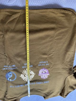 Sudadera dorada con estampado