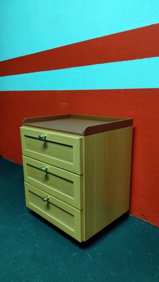 Cajonera de madera y plástico