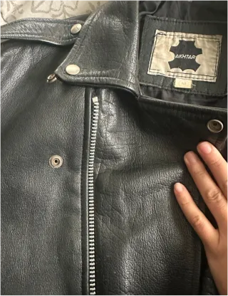 Chaqueta de cuero de Vaca Negra akhtar. NeGociaBle