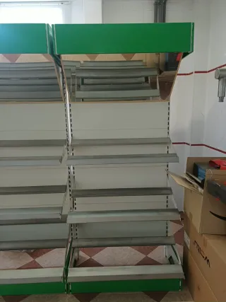 Estanterías metálicas y de plástico