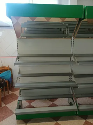 Estanterías metálicas y de plástico