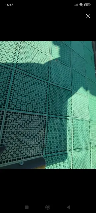 Suelo plástico modular verde