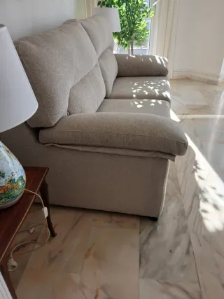 Sofá de tela beige