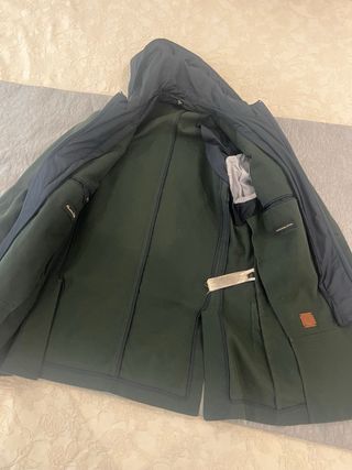 Casaco com capuz azul e verde