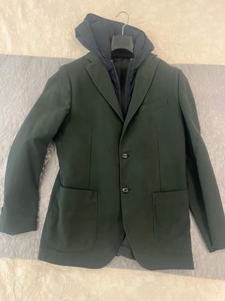 Casaco com capuz azul e verde