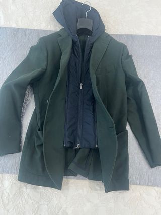 Casaco com capuz azul e verde