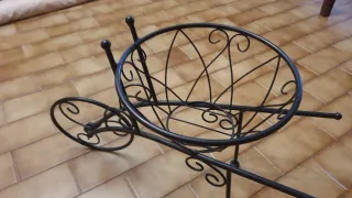 Carrinho para vasos em ferro