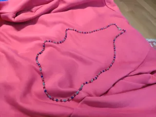 Collana con perline blu e rosa
