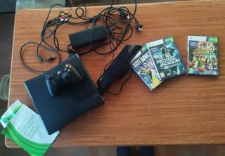 Xbox 360 Negra con Kinect y Juegos