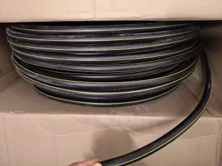 Manguera de gas negra con rayas amarillas