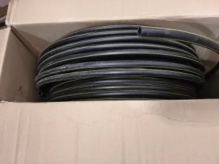 Manguera de gas negra con rayas amarillas