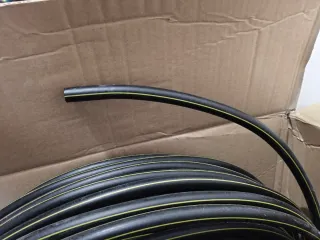 Manguera de gas negra con rayas amarillas