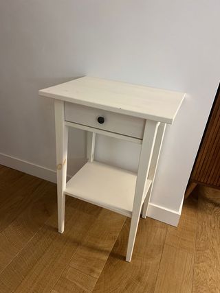 Mesita de noche blanca de madera
