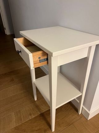 Mesita de noche blanca de madera