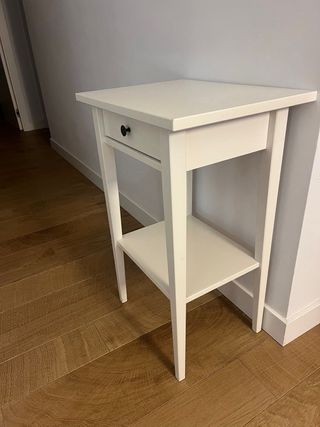 Mesita de noche blanca de madera