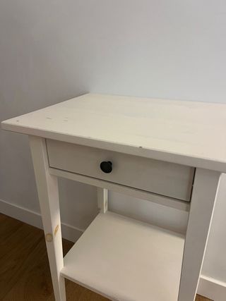 Mesita de noche blanca de madera