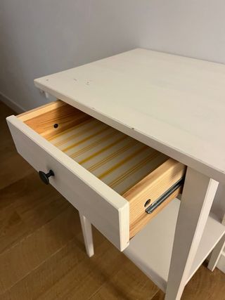 Mesita de noche blanca de madera