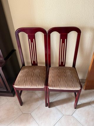 Dos sillas de comedor de madera