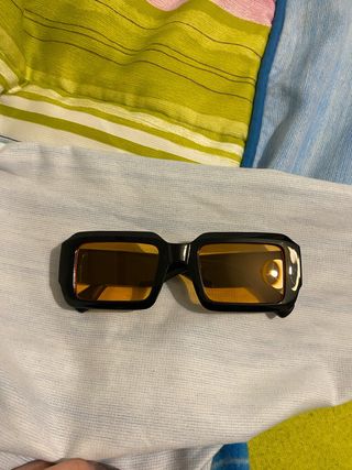 Gafas de sol negras con lentes naranjas