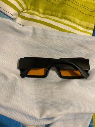 Gafas de sol negras con lentes naranjas