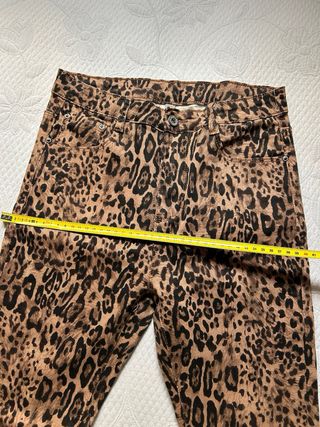Pantalones con estampado de leopardo