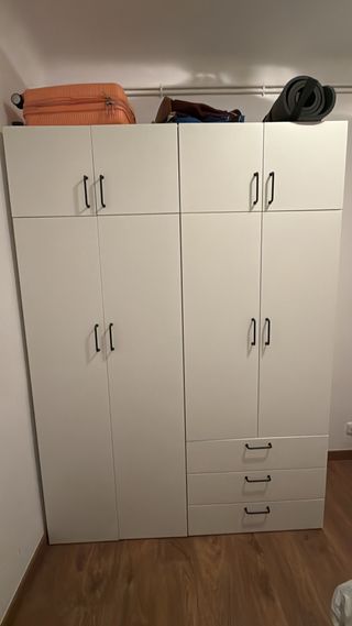 Armario blanco con puertas y cajones