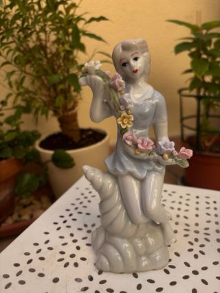 Figuras de porcelana con flores