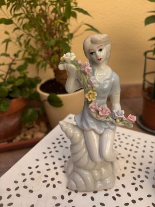 Figuras de porcelana con flores