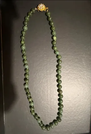 Collana con perle verdi Giada e chiusura dorata