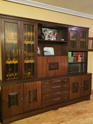 Aparador de madera con vitrinas