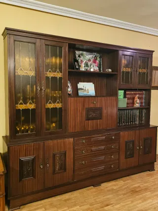 Aparador de madera con vitrinas
