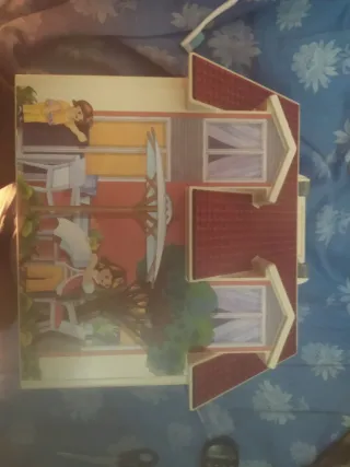 Casita de juguete con figuras