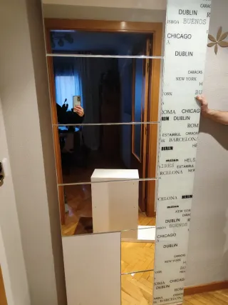 Mueble de entrada blanco y madera