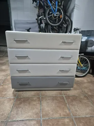 Cómoda 4 cajones piel sintética