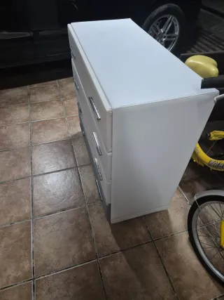 Cómoda 4 cajones piel sintética