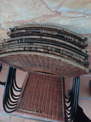 Sillas de hierro y mimbre.