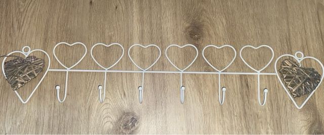 Perchero de pared con corazones