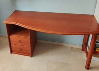 Escritorio de madera con cajones